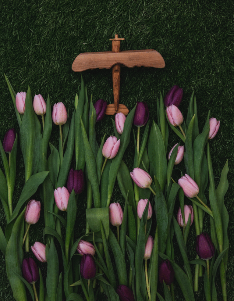 Symboliczna oprawa pogrzebu humanistycznego z tulipanami i drewnianym samolotem