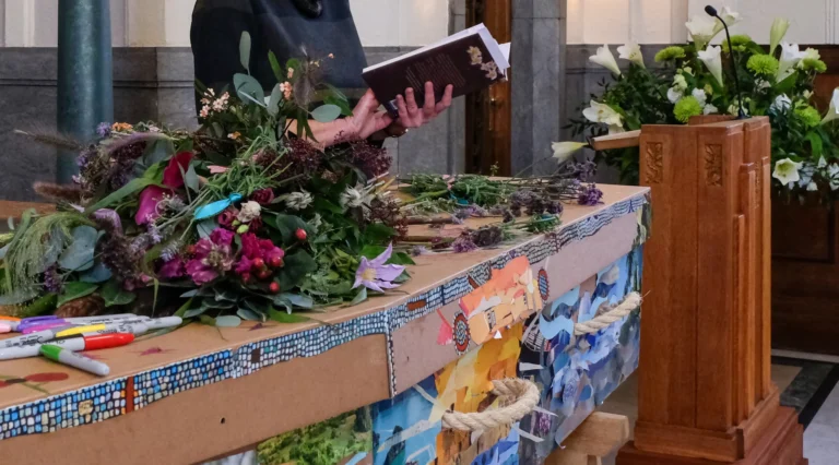 Pogrzeb humanistyczny z ekologiczną trumną kartonową ozdobioną kwiatami