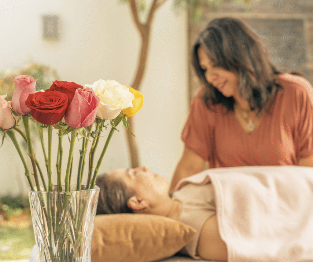 Doula końca życia prowadzi rozmowę z seniorką