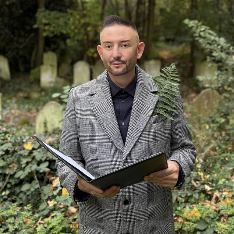 Pogrzeb humanistyczny – celebrant Artur Mazur w naturalnym otoczeniu cmentarza