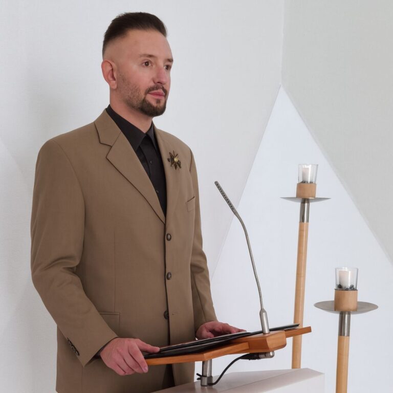 Celebrant Artur Mazur podczas ceremonii humanistycznej przy mównicy