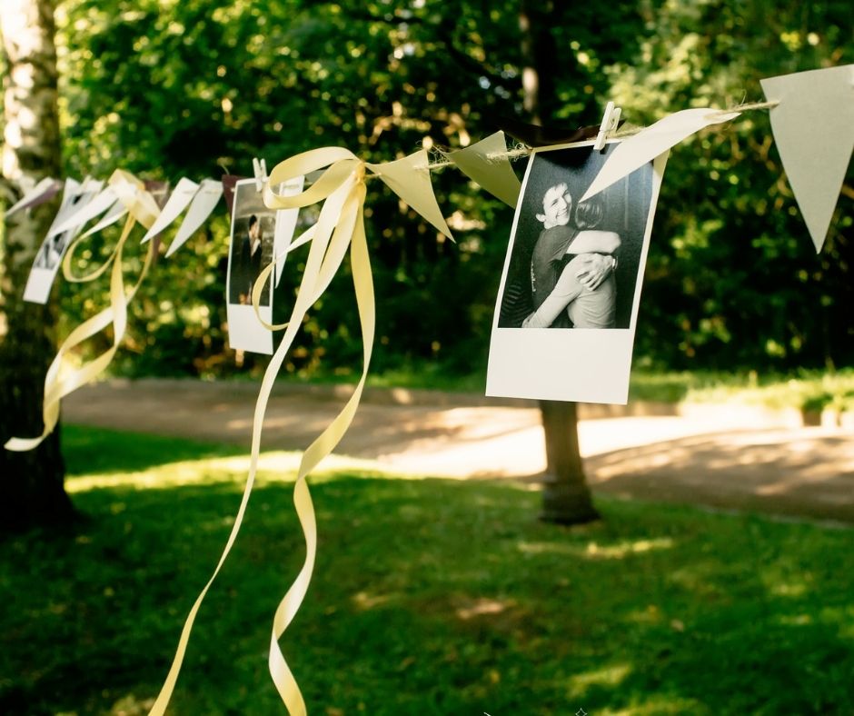 Fotografie zawieszone na sznurku ze wstążkami podczas pogrzebu humanistycznego
